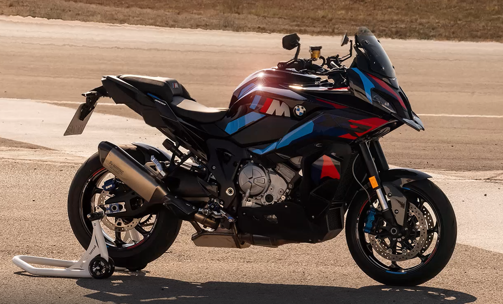 BMW M 1000 XR – The Ultimate 2025 Sport‑Tourer Blending Superbike Power and Touring Comfort