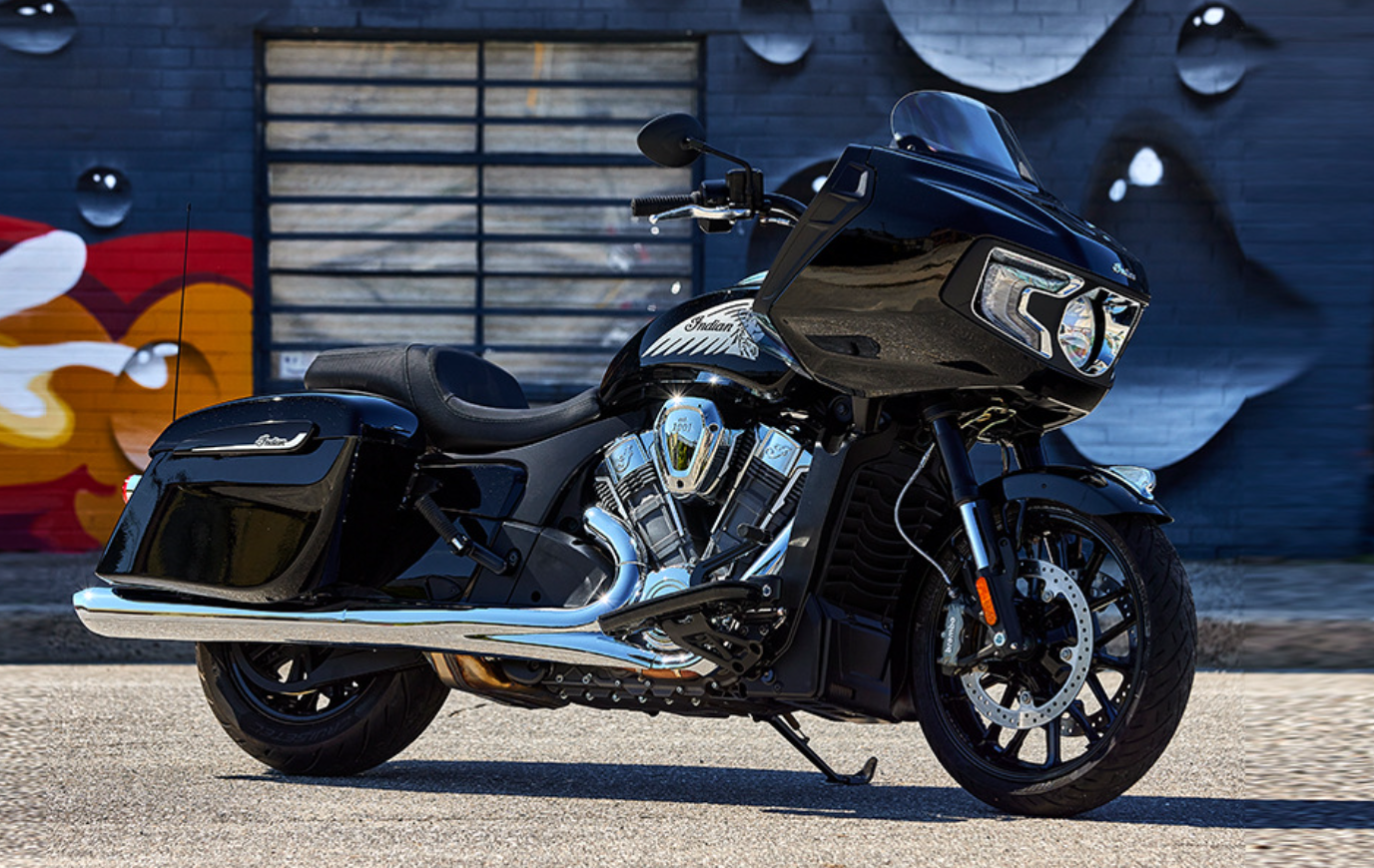 Comparison: Harley Road Glide vs. Indian Challenger – Baggers Battle on the Open Road