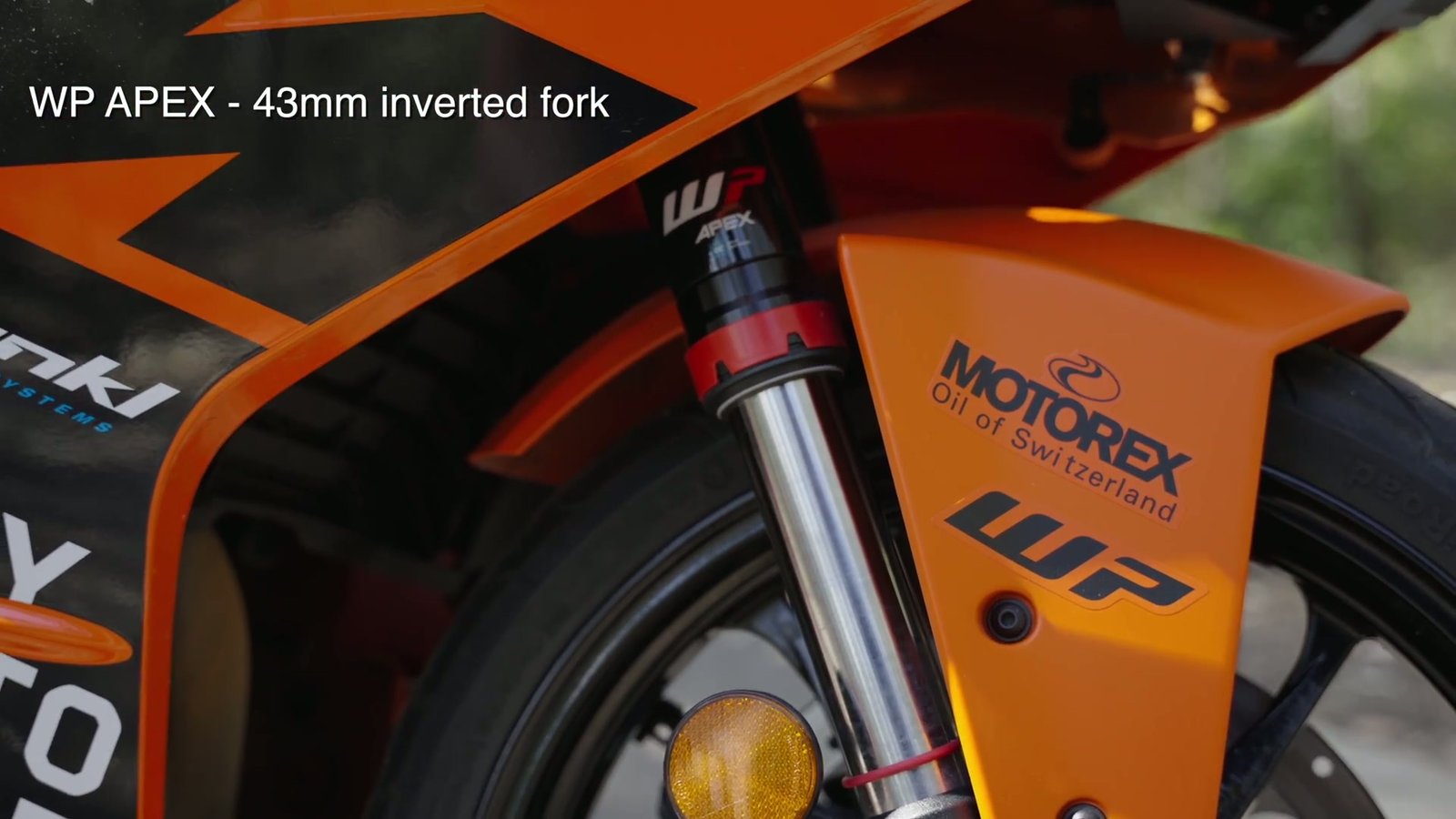 Close-up of the 320 mm front disc brake with a four-piston caliper, emphasizing braking power.