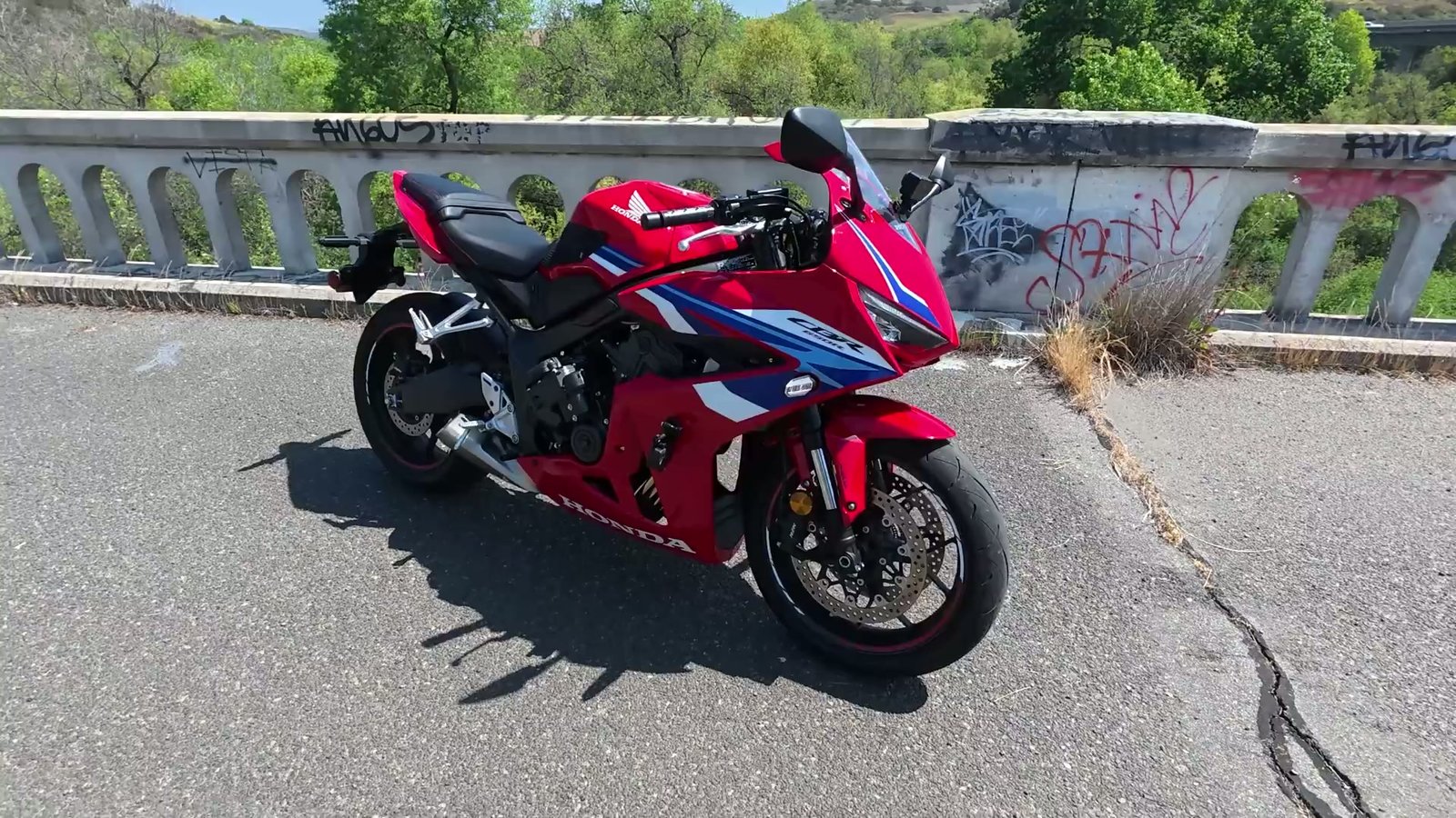 Close-up of the six-speed quick shifter, emphasizing its advanced transmission technology.