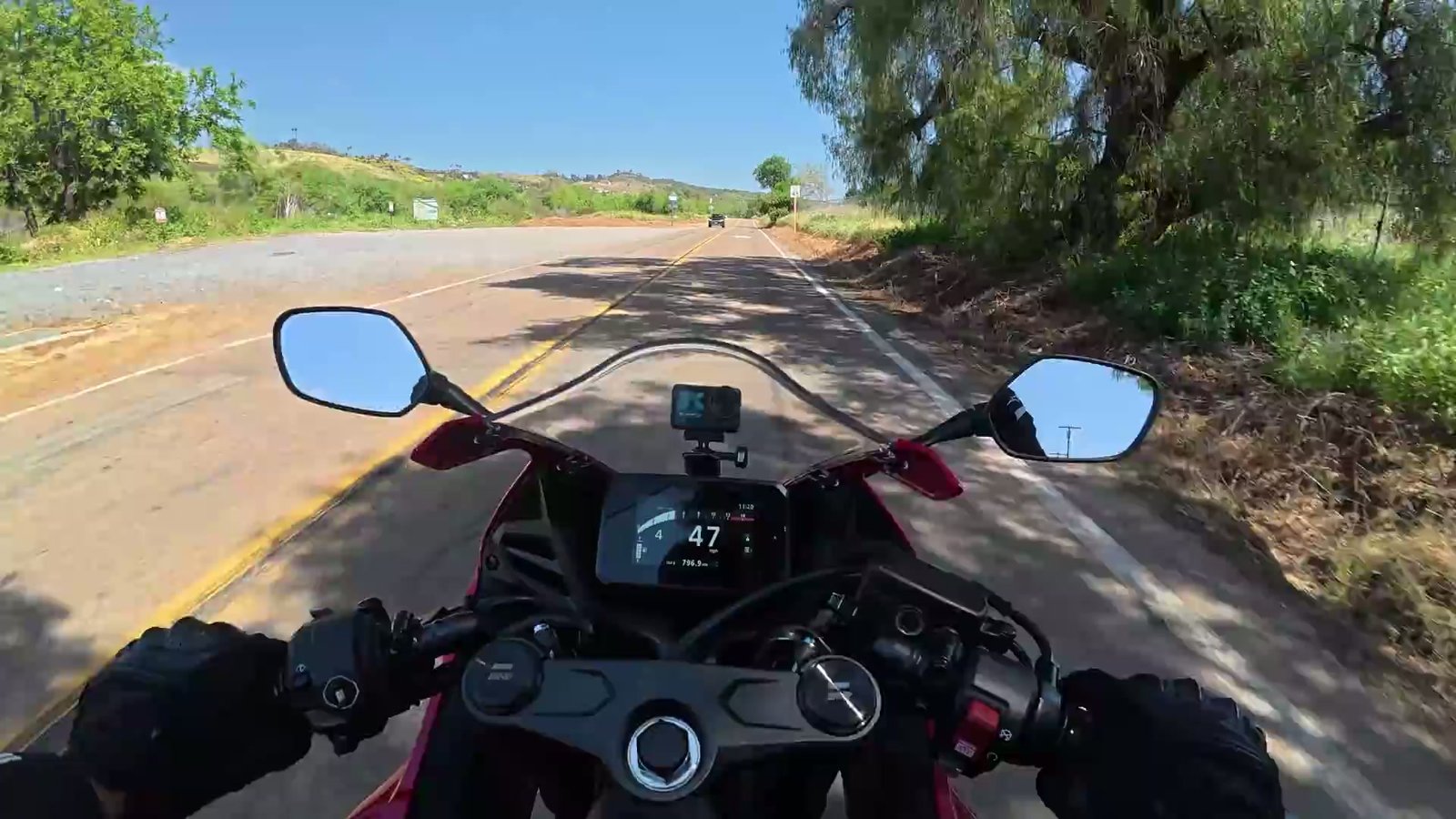 Close-up of the foot pegs, illustrating the design and comfort features of the CBR 650R.