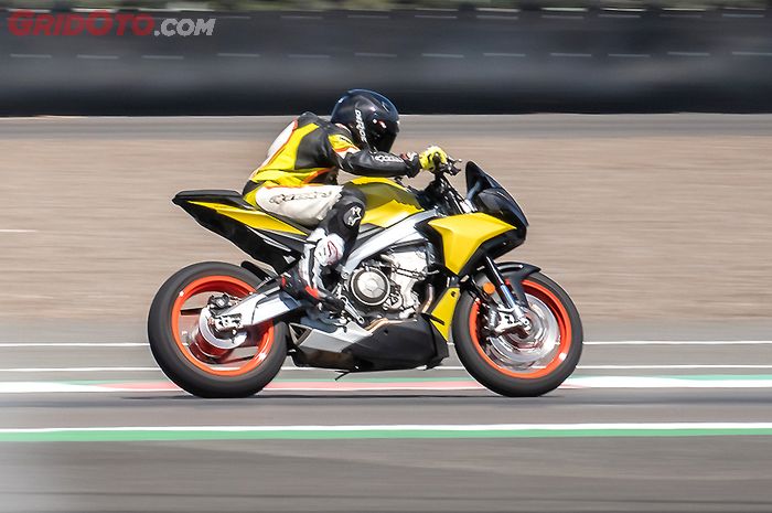 Rider on Tuono 660 on track, illustrating performance credentials