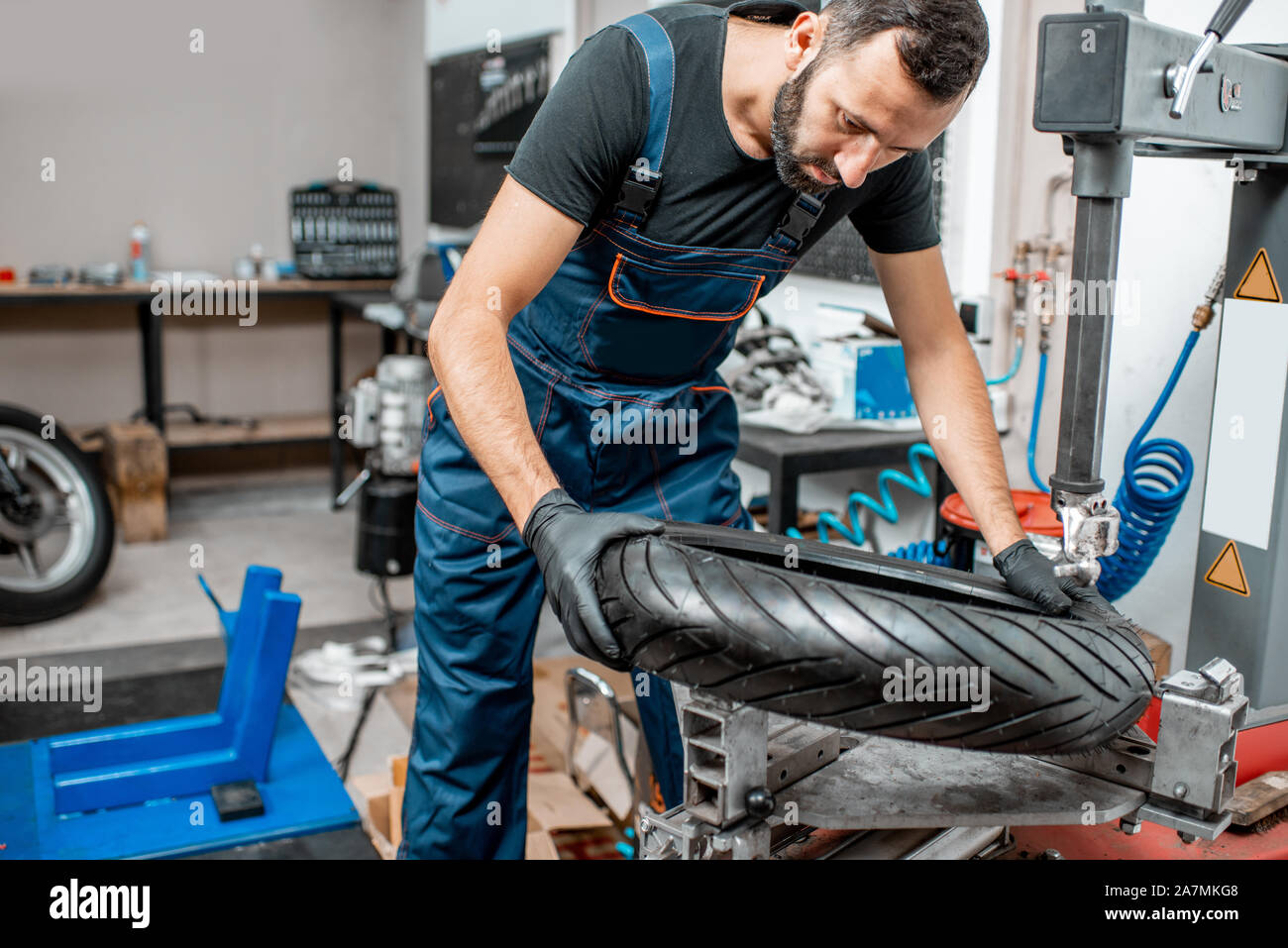 Supporting image for tire mounting and testing process