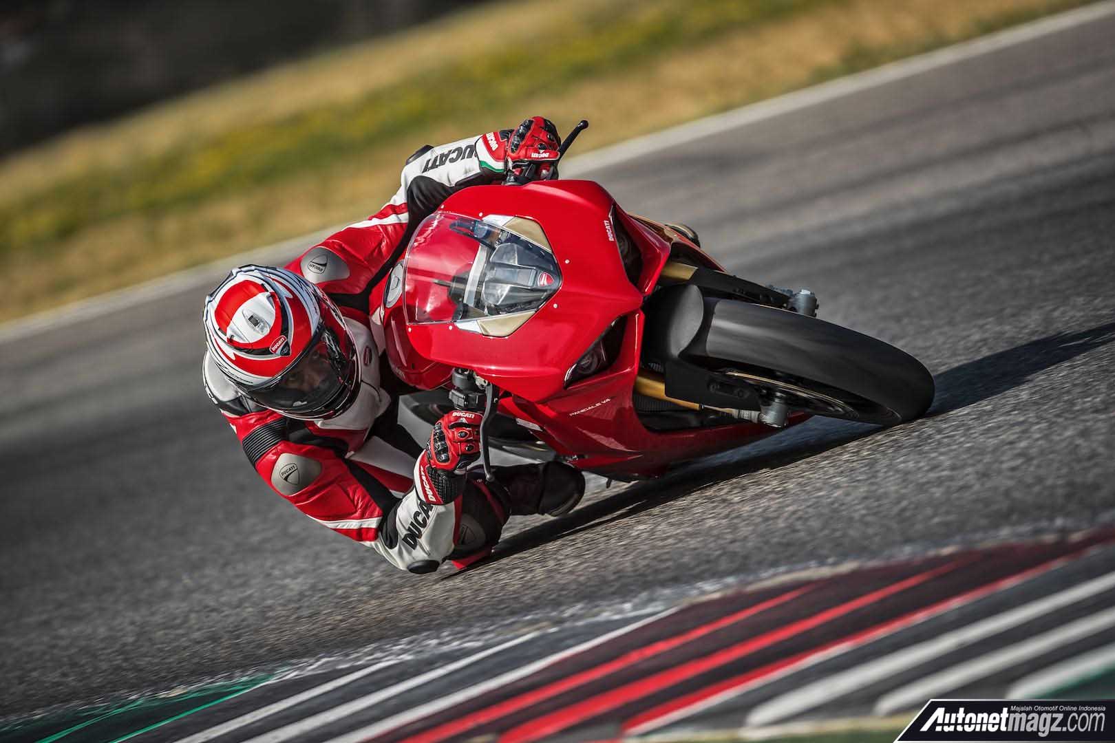 Ducati Panigale V4 S leaning hard through a corner on circuit