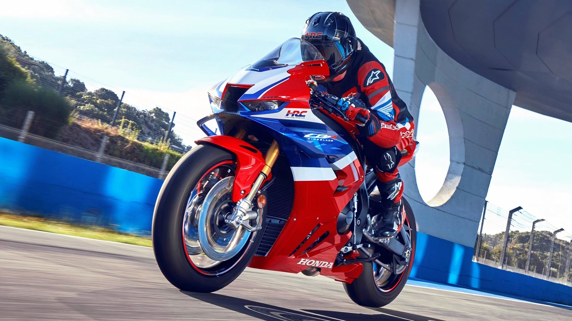General high-performance superbike image for the competitive context section