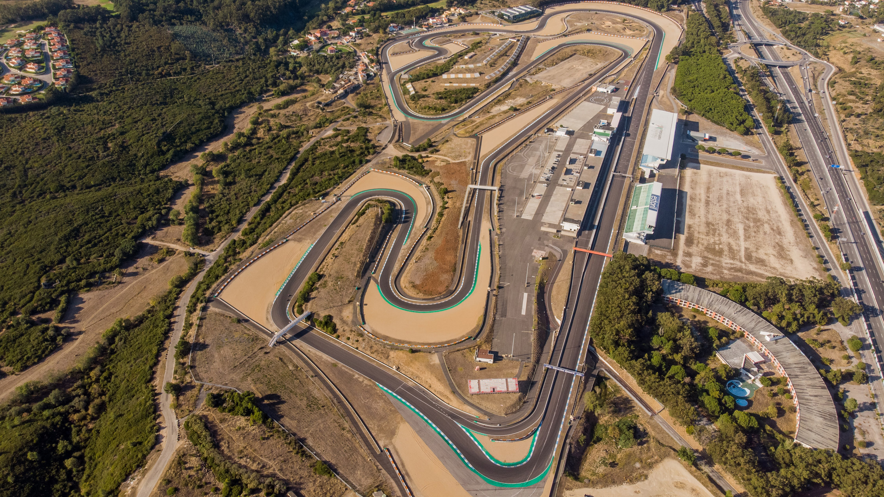 Hero image — superbikes racing at Estoril Circuit