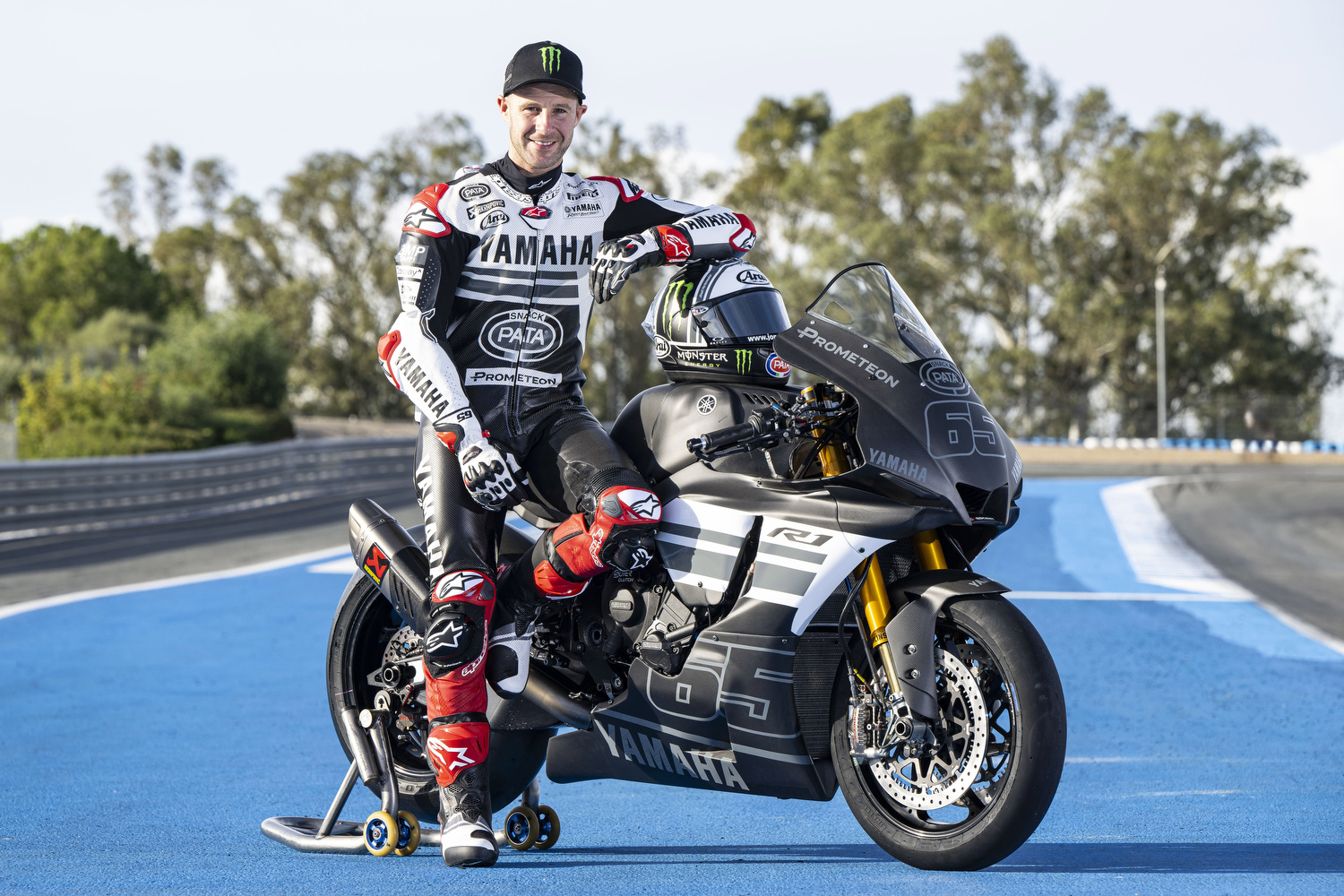 Jonathan Rea on the Pata Prometeon Yamaha YZF-R1 in race action
