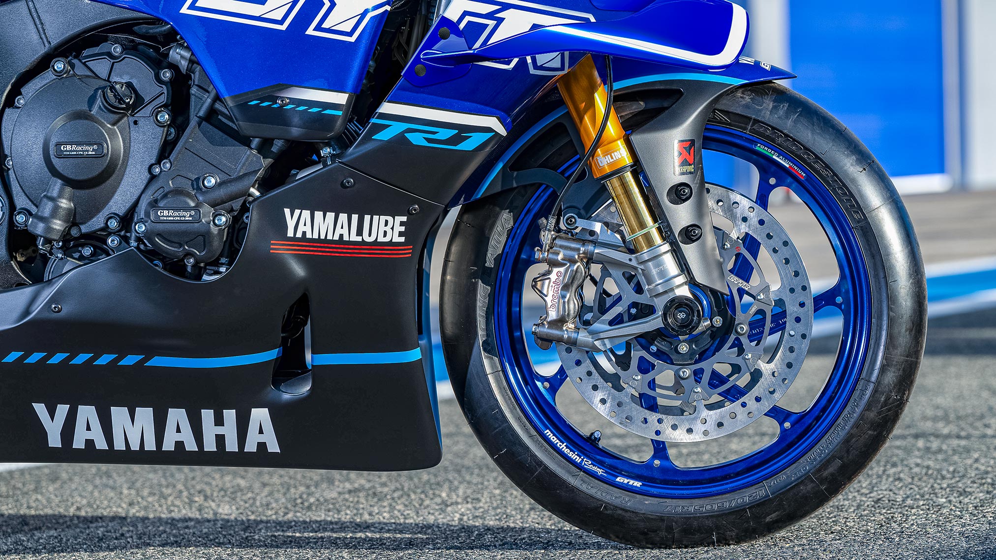 Yamaha R1 Pata livery race action