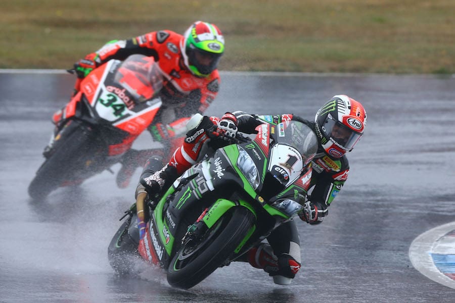 Racing in wet or drying conditions for the Superpole race section