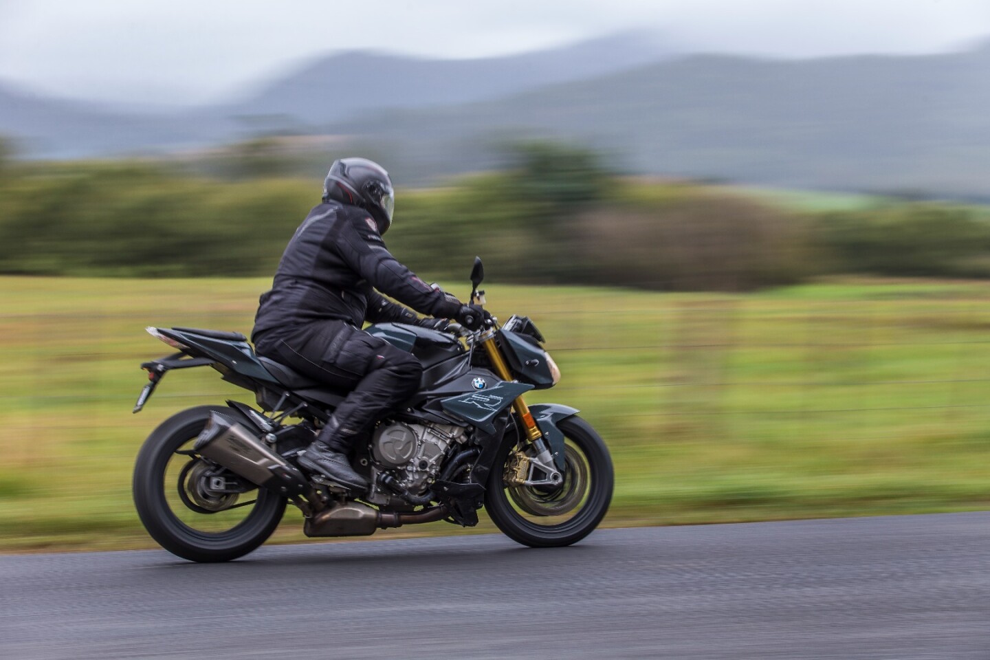 Rider on the S 1000 R in urban/city riding environment