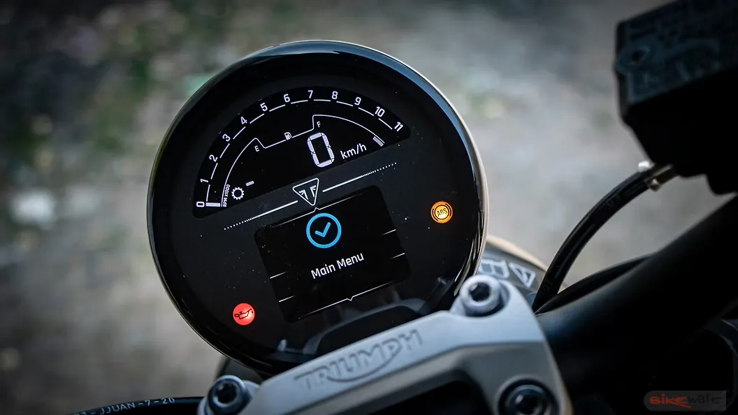 Closeup of the new 5-inch TFT color display on the 2026 Trident 660 SE