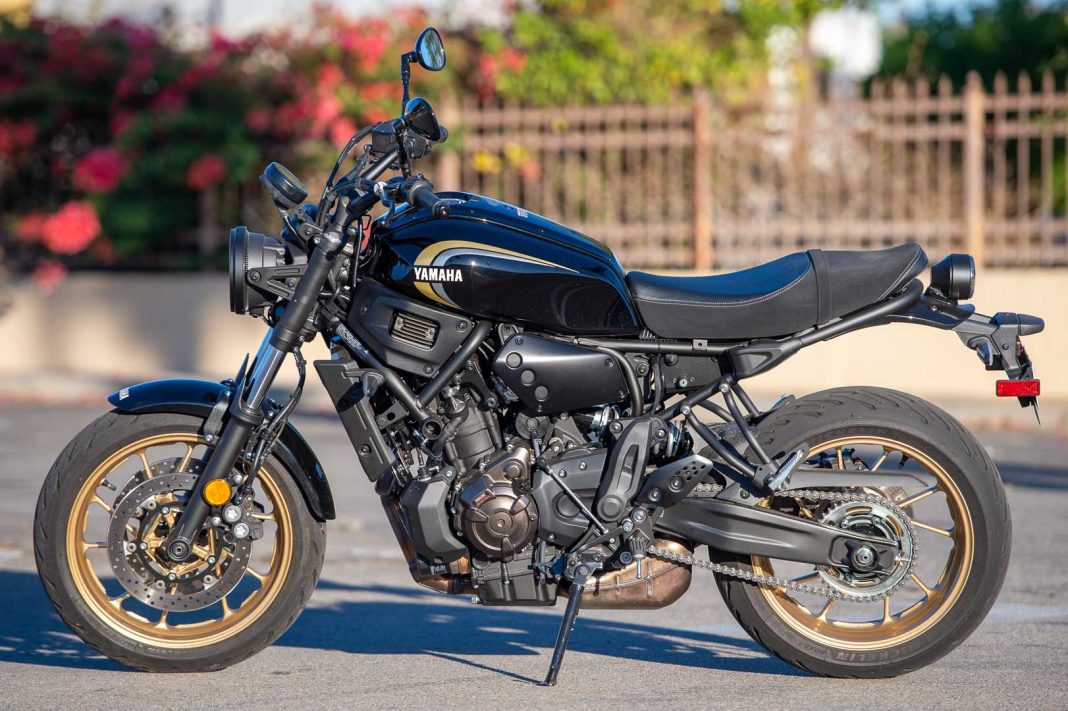 Rider on XSR700 navigating city traffic, illustrating urban usability section