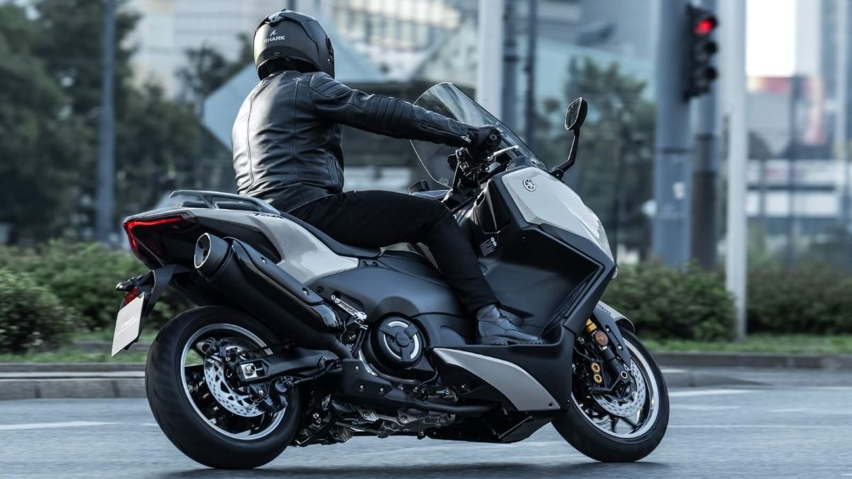 Yamaha TMAX 560 dynamic riding or studio shot
