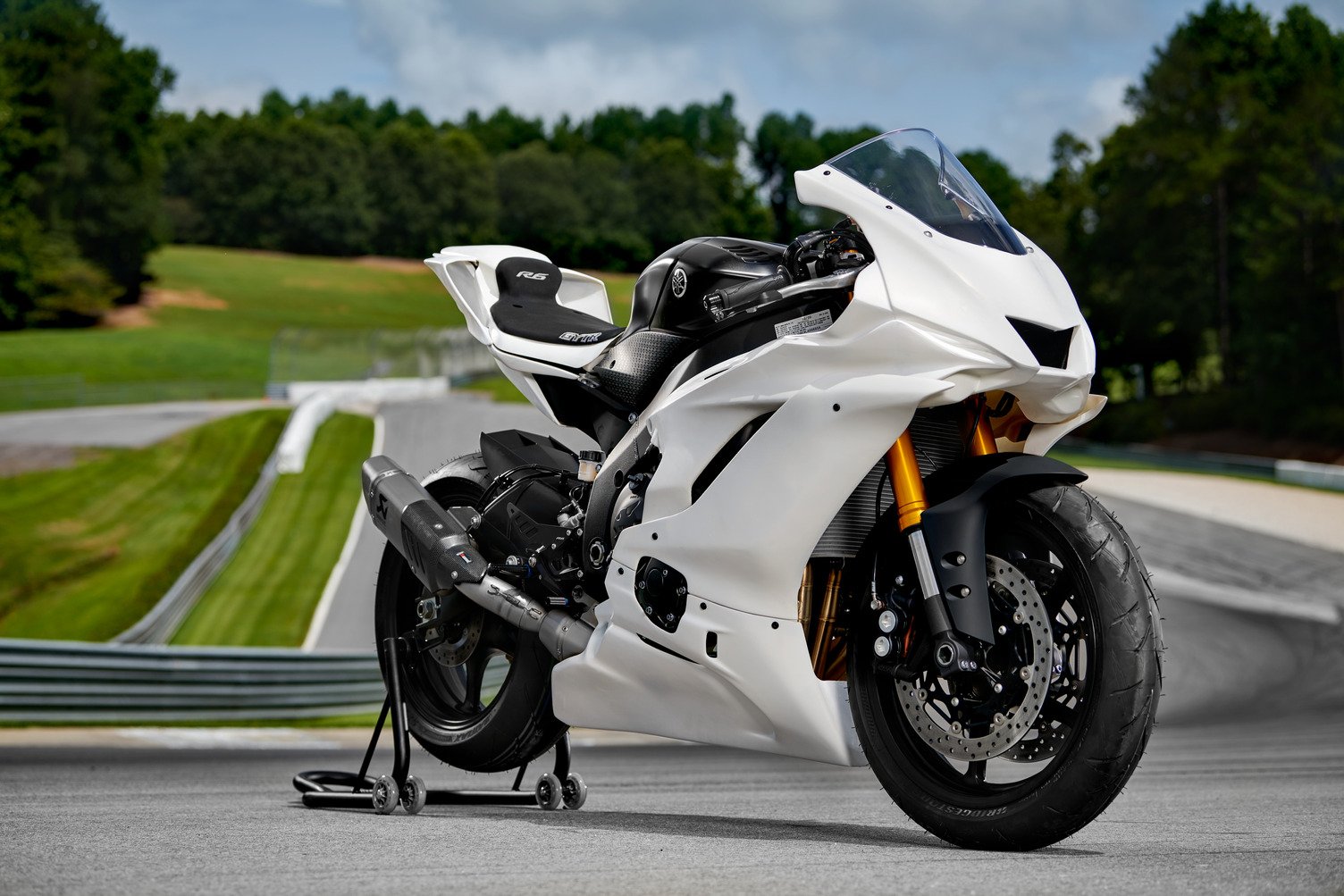 Yamaha YZF-R6 on road