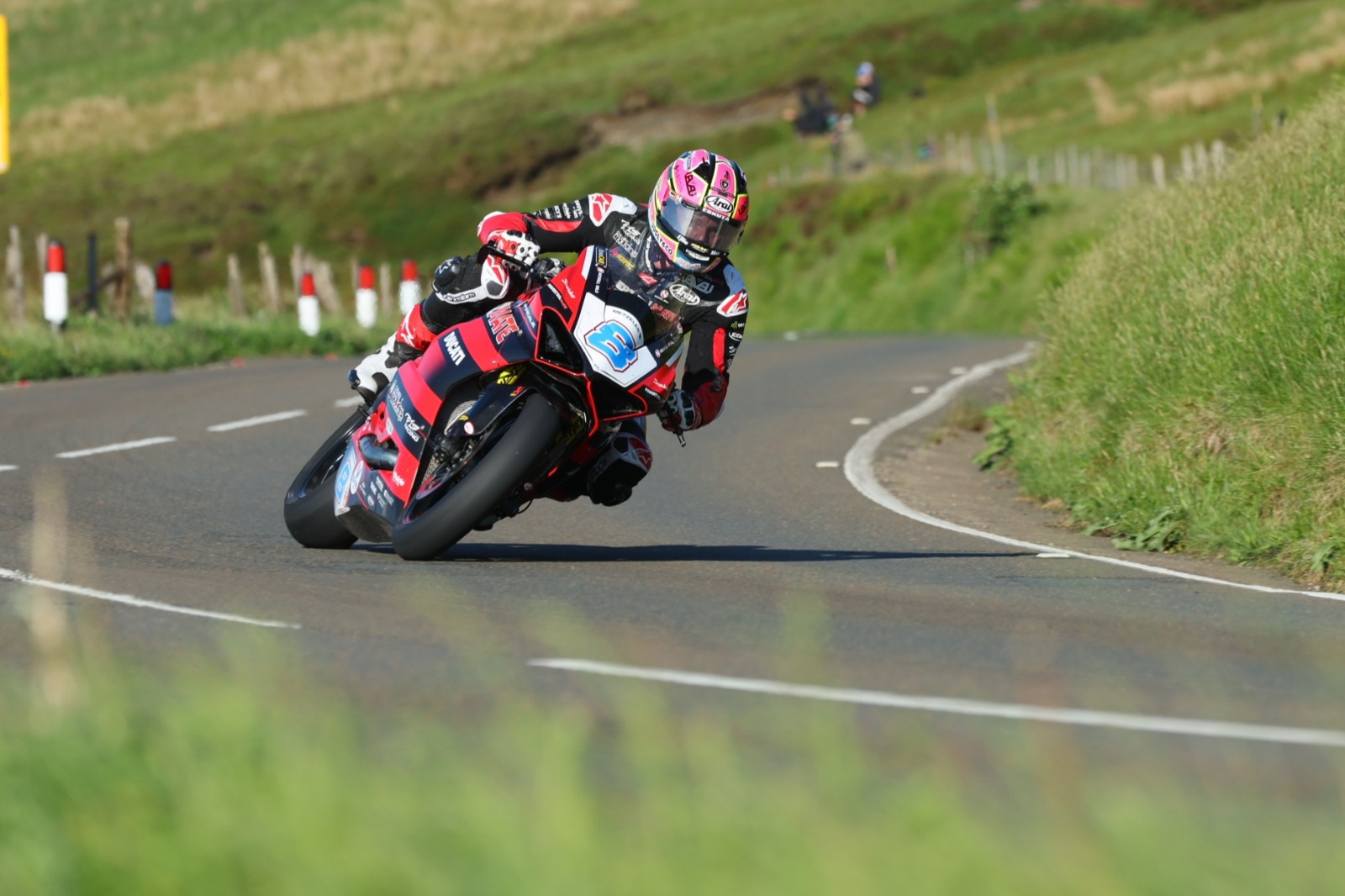Supersport riders racing wheel to wheel on the Mountain Course