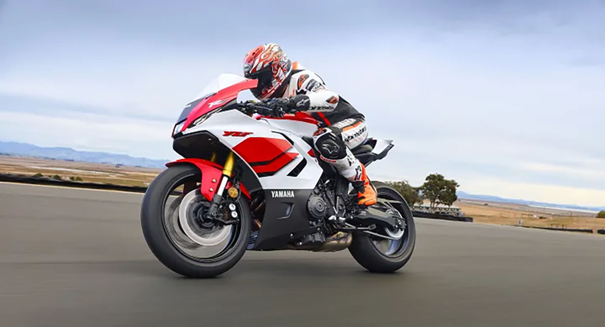 Yamaha YZF-R7 carving a corner