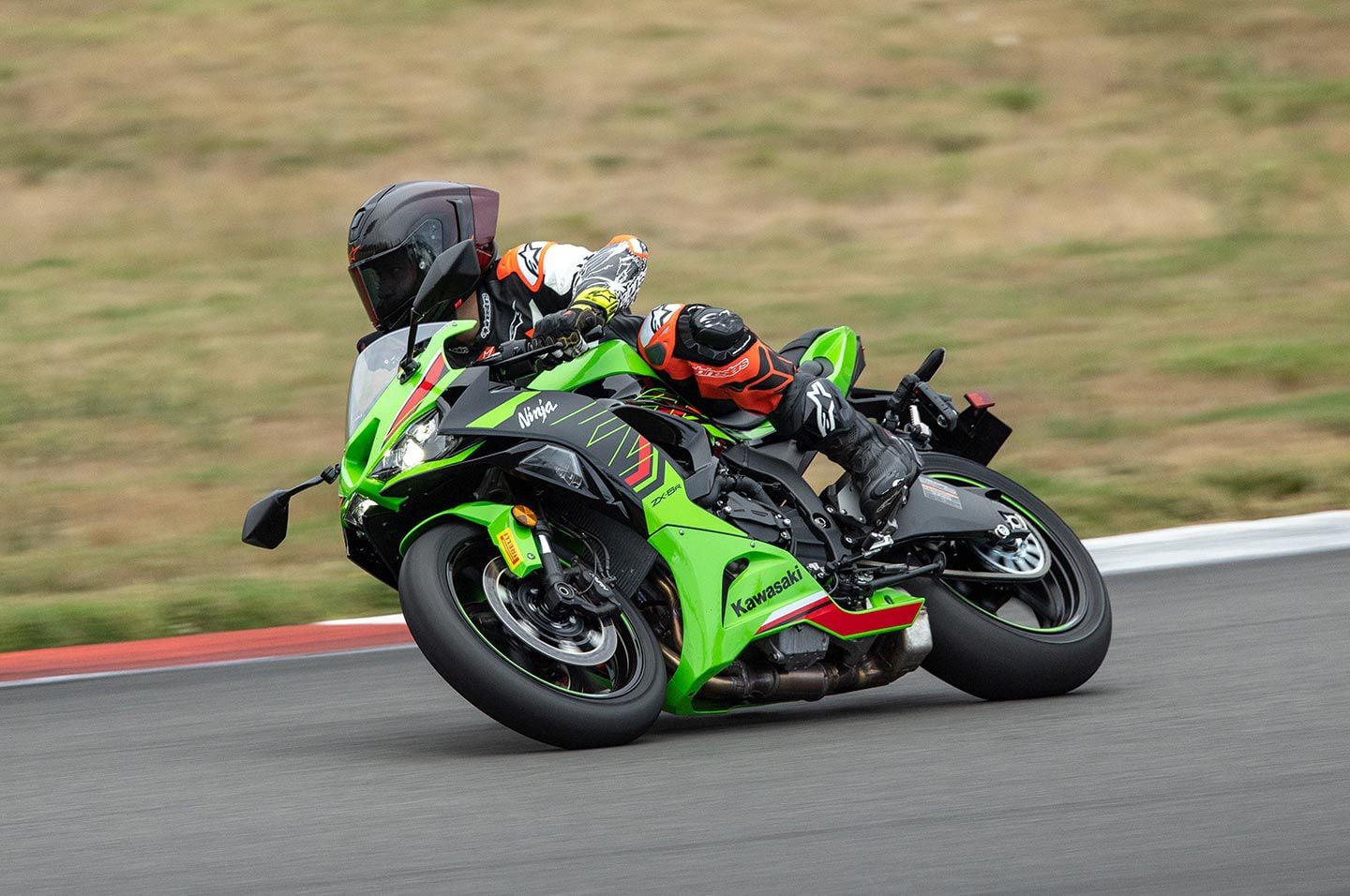 Action shot of ZX-6R on track for closing section