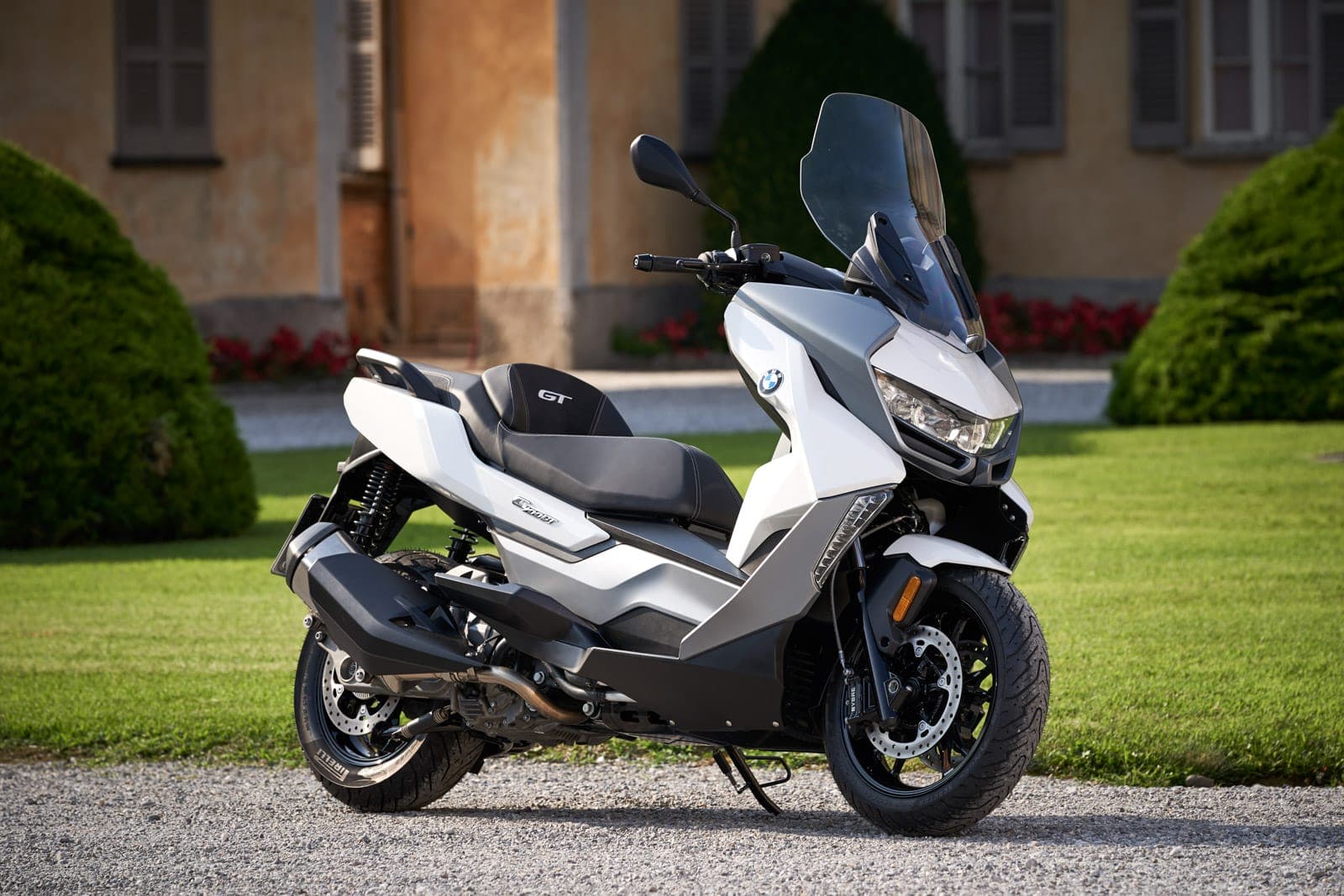 Showing maxi-scooter comfort and ergonomic seating position