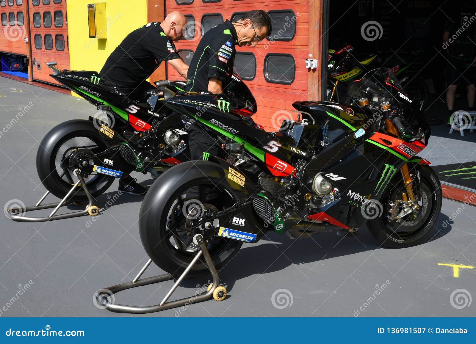 Tire strategy and pit lane preparation