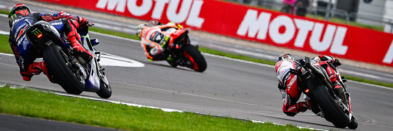 Decisive overtaking move at MG Corner