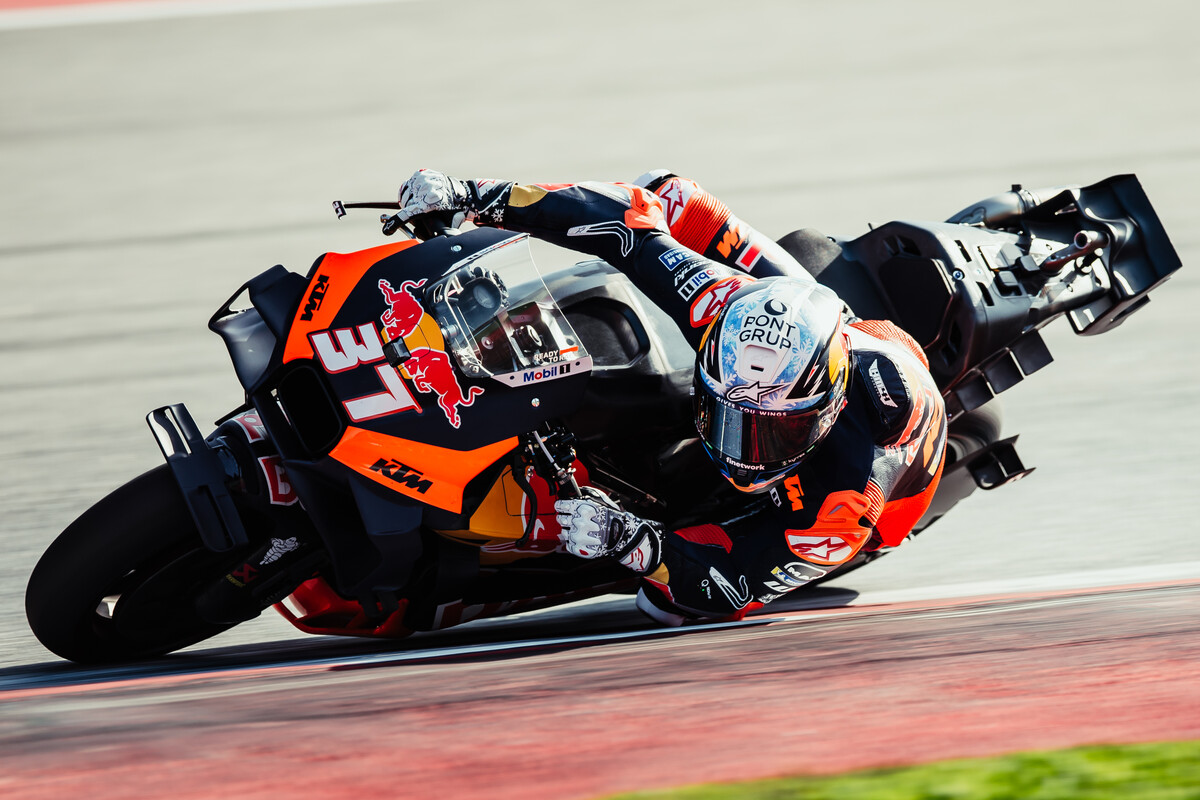 Acosta's spectacular overtaking moment on track