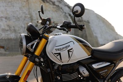First Ride Review: Triumph Speed 400 SE 2026 — We Spent Six Days on City Streets and Mountain Roads to See If This Small-Bore Brit Can Punch Well Above Its Price Tag