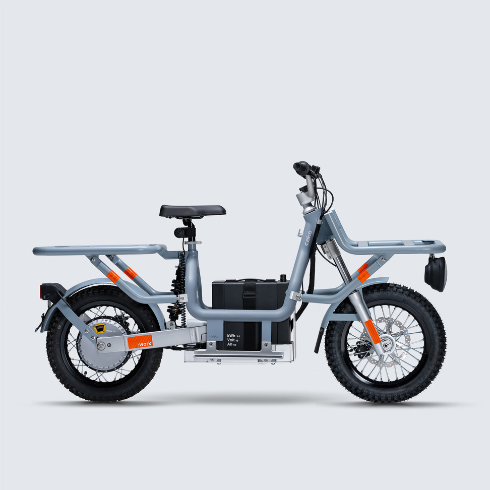 Cake Makka in a city environment highlighting its minimalist design