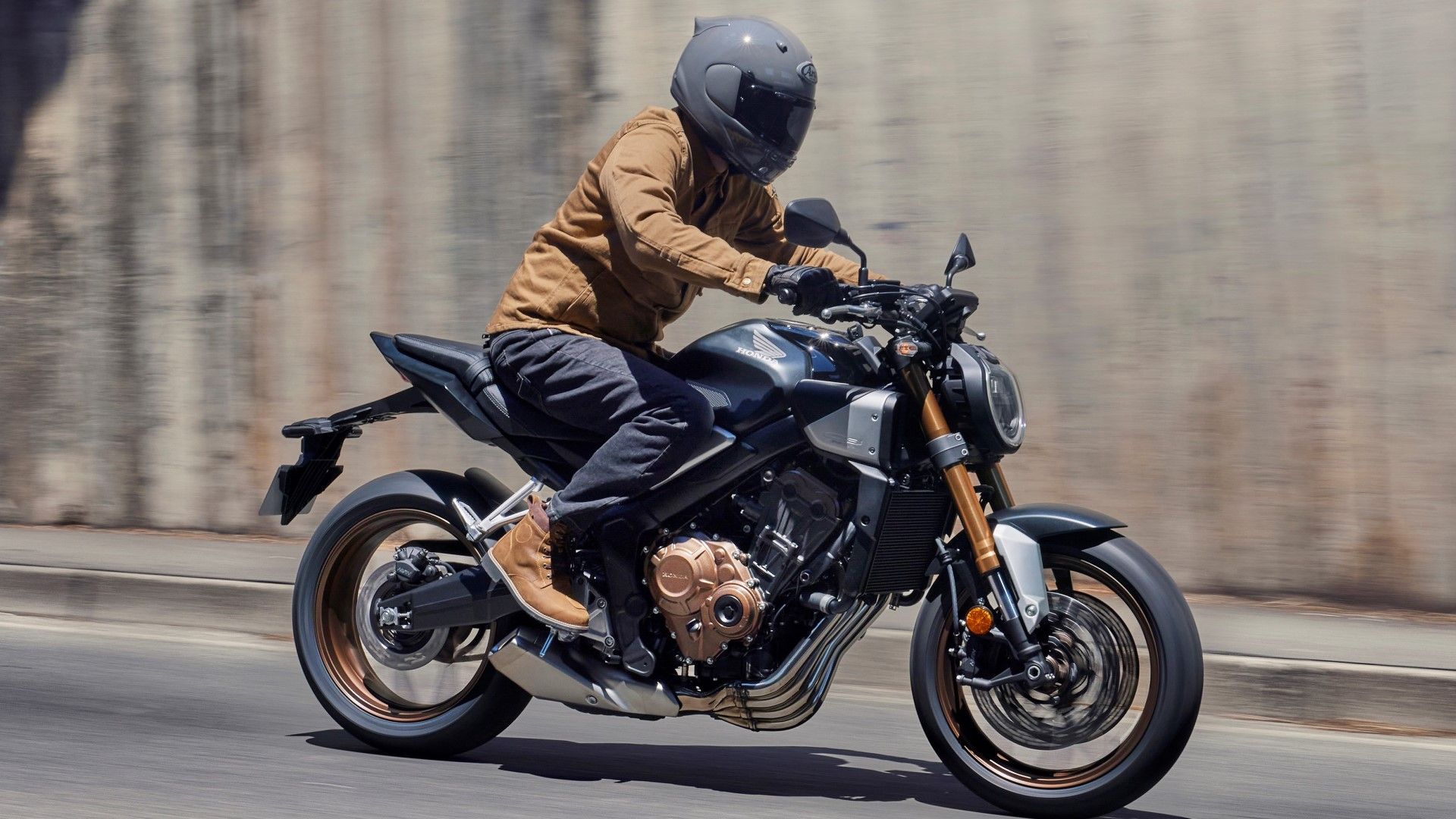 Lifestyle image of a rider on a naked bike in city traffic for ergonomics section