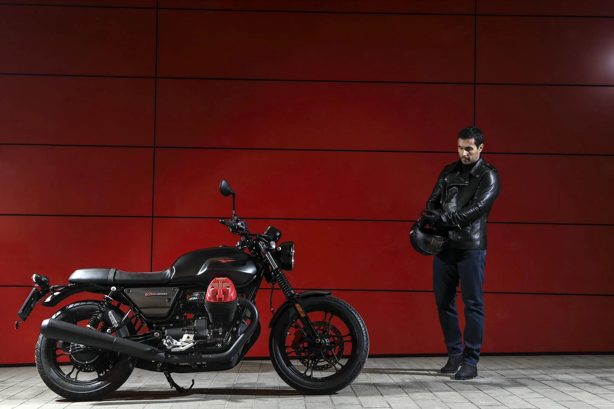 Moto Guzzi V7 III Carbon Dark
